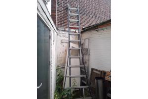 Uitschuifbare ladder in goede staat