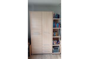 Mooie kledingkast met losse boekenkast