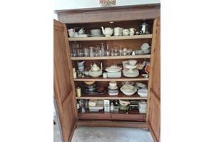 Antieke kast. Massief hout