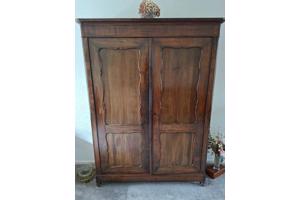 Antieke kast. Massief hout