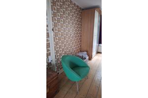 2 deurs witte kledingkast en kledingkast met glazen deur