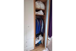 2 deurs witte kledingkast en kledingkast met glazen deur