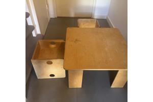 Tafel en twee stoeltjes voor peuters en kleuters