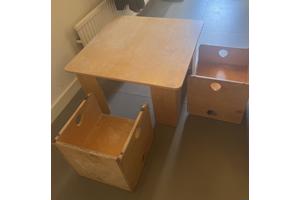 Tafel en twee stoeltjes voor peuters en kleuters