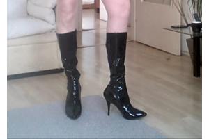 Zwarte laklaarzen met een rits