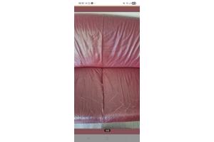 Rode bank met beschadigingen