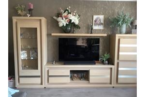 Tv kast eiken. Uitschuifbare tafel met stoelen