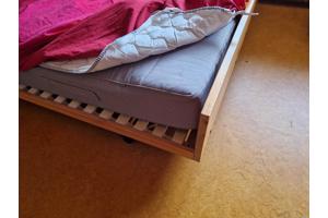 Bed 1,40 x 2,00 m met matras en beddengoed