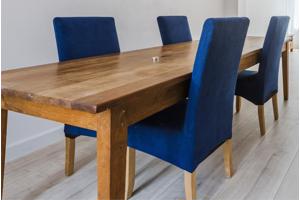Lange houten eettafel + 4 stoelen