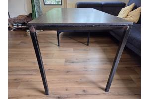 Stevige (werk/hobby/eet)tafel met oppervlakkige beschadigingen
