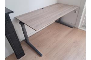 In hoogte verstelbaar bureau