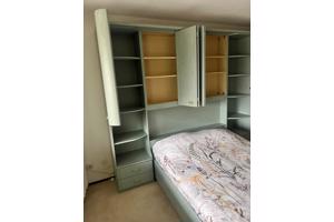 mooi groen  twijfelaarbed met kasten