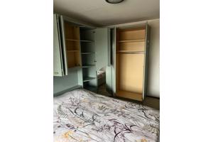 mooi groen  twijfelaarbed met kasten