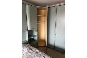 mooi groen  twijfelaarbed met kasten