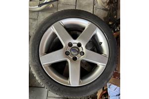 Vier zomerbanden op velg voor Volvo v50