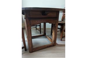 Eettafel inclusief 4 bijbehorende stoelen