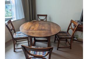 Eettafel inclusief 4 bijbehorende stoelen