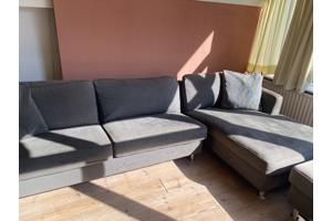 grijze hoekbank met voetensteun