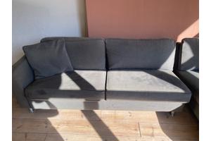 grijze hoekbank met voetensteun