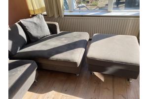 grijze hoekbank met voetensteun