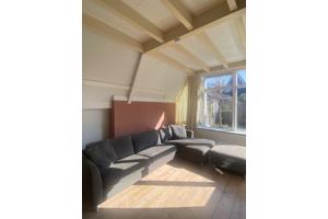 grijze hoekbank met voetensteun