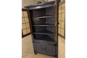 Groene hoekkast met glazendeurtjes