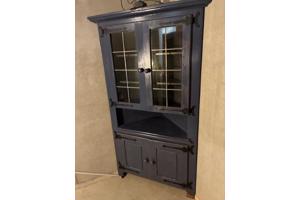 Groene hoekkast met glazendeurtjes