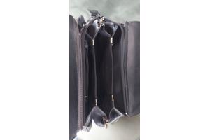 Zwarte handtas met korte handvatten