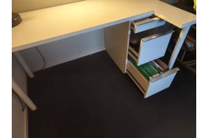 Bureau met ladeblok