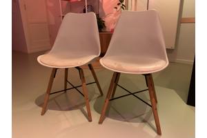 Twee eetkamerstoelen