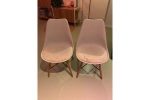 Twee eetkamerstoelen