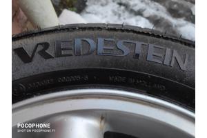 Deze liggen ons in de weg: autowielen ( 2 stuks )