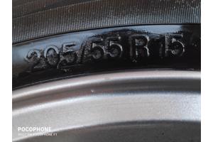 Deze liggen ons in de weg: autowielen ( 2 stuks )