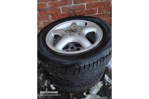 Deze liggen ons in de weg: autowielen ( 2 stuks )