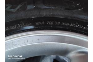 Deze liggen ons in de weg: autowielen ( 2 stuks )