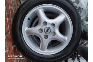 Deze liggen ons in de weg: autowielen ( 2 stuks )