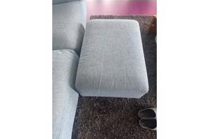 light blauwe bank en voetrust