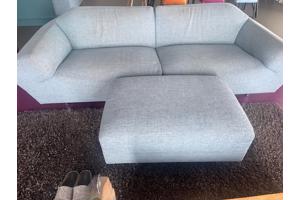 light blauwe bank en voetrust