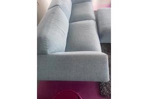 light blauwe bank en voetrust