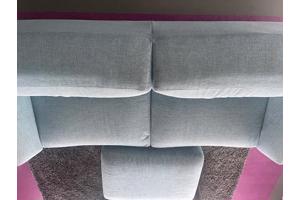 light blauwe bank en voetrust