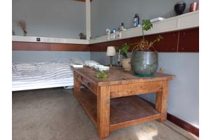 Robuuste, oude houten lage tafel met lades