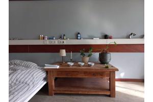 Robuuste, oude houten lage tafel met lades