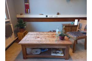 Robuuste, oude houten lage tafel met lades