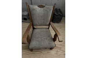 4 gestoffeerde stoelen 2 lage, 2 hogere fauteuils, gebruikerssporen.