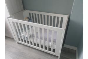 Baby ledikant + comode + boks