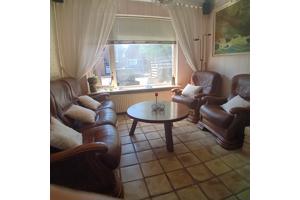 Eethoek, 2 fauteuils, salontafel, eethoek + 6 stoelen met mooie rode zittingen.
