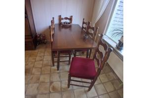 Eethoek, 2 fauteuils, salontafel, eethoek + 6 stoelen met mooie rode zittingen.