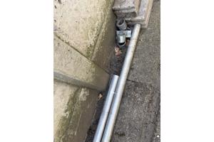 Betonnen stootbanden & aluminium paal voor bevestiging schommel