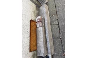 Betonnen stootbanden & aluminium paal voor bevestiging schommel
