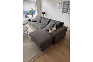 Donkergrijze 3-zits bank met chaise longue